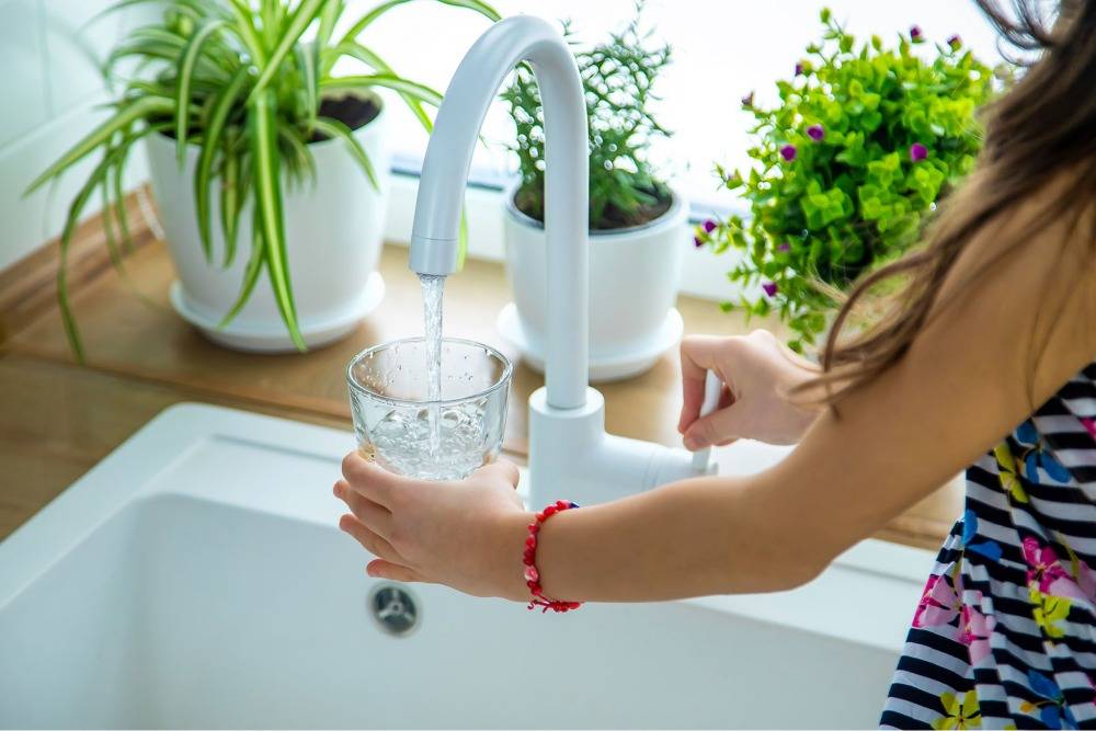 low flow faucet to save water at home
